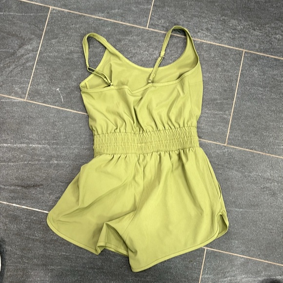 Abercrombie green traveler romper with drawstring waist - Picture 2 of 4